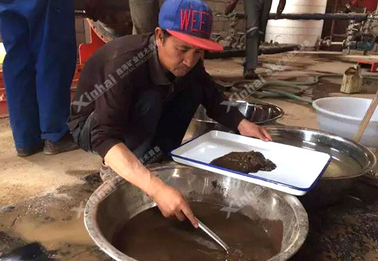 其貌不揚(yáng)的金泥,從外表上,和正常的泥土沒什么區(qū)別;鑫海工程師一絲不茍地提撈沉淀的金泥,頗有“幾人認(rèn)得黃金土,點(diǎn)化成赤還妙手”之感。