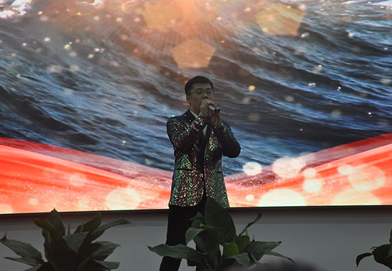 鑫海人唱《今天是你的生日，我的中國》
