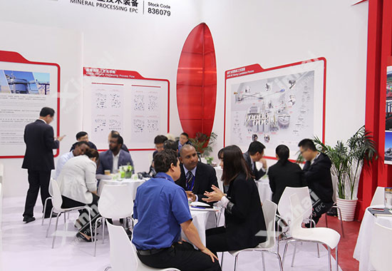 鑫海礦裝為前來咨詢的客戶答疑解難