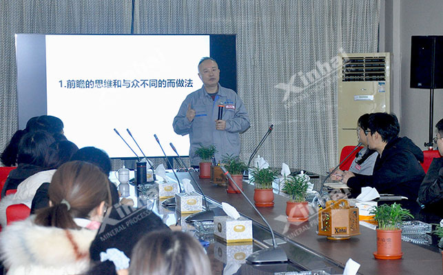 董事長張云龍先生講解鑫海礦裝創(chuàng)新工藝和設(shè)備 董事長張云龍先生講解鑫海礦裝創(chuàng)新工藝和設(shè)備