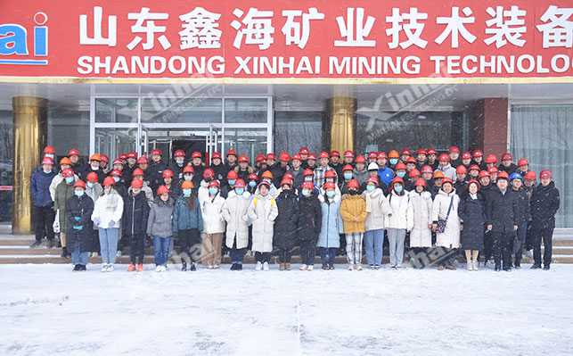山東科技大學(xué)師生與鑫海人合影 山東科技大學(xué)師生與鑫海人合影
