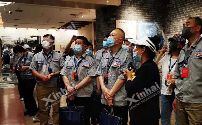 鑫海礦裝黨員在紀念館內參觀學習 鑫海礦裝黨員在紀念館內參觀學習