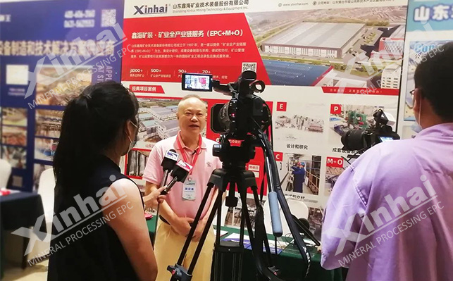 張云龍接受湖北電視臺和楚天都市報采訪 張云龍接受湖北電視臺和楚天都市報采訪