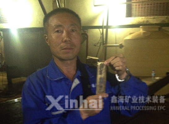鑫海礦裝安裝調(diào)試項(xiàng)目部的姜云杰部長，手中所拿的是該項(xiàng)目產(chǎn)出的第一批黃金