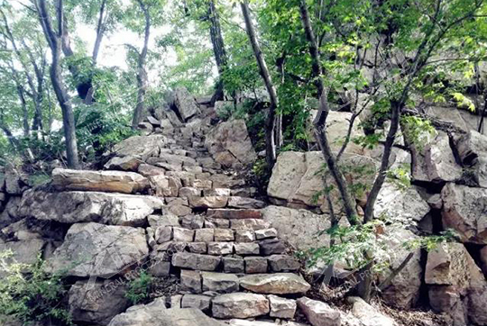 九頂山崎嶇之路